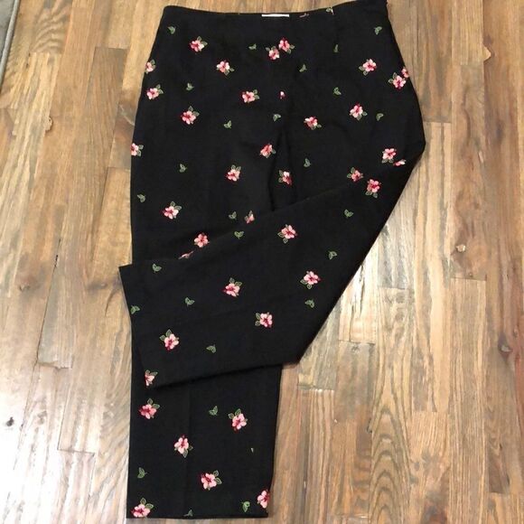 Betu Sport capri’s embroidered hibiscus design - Picture 2 of 11